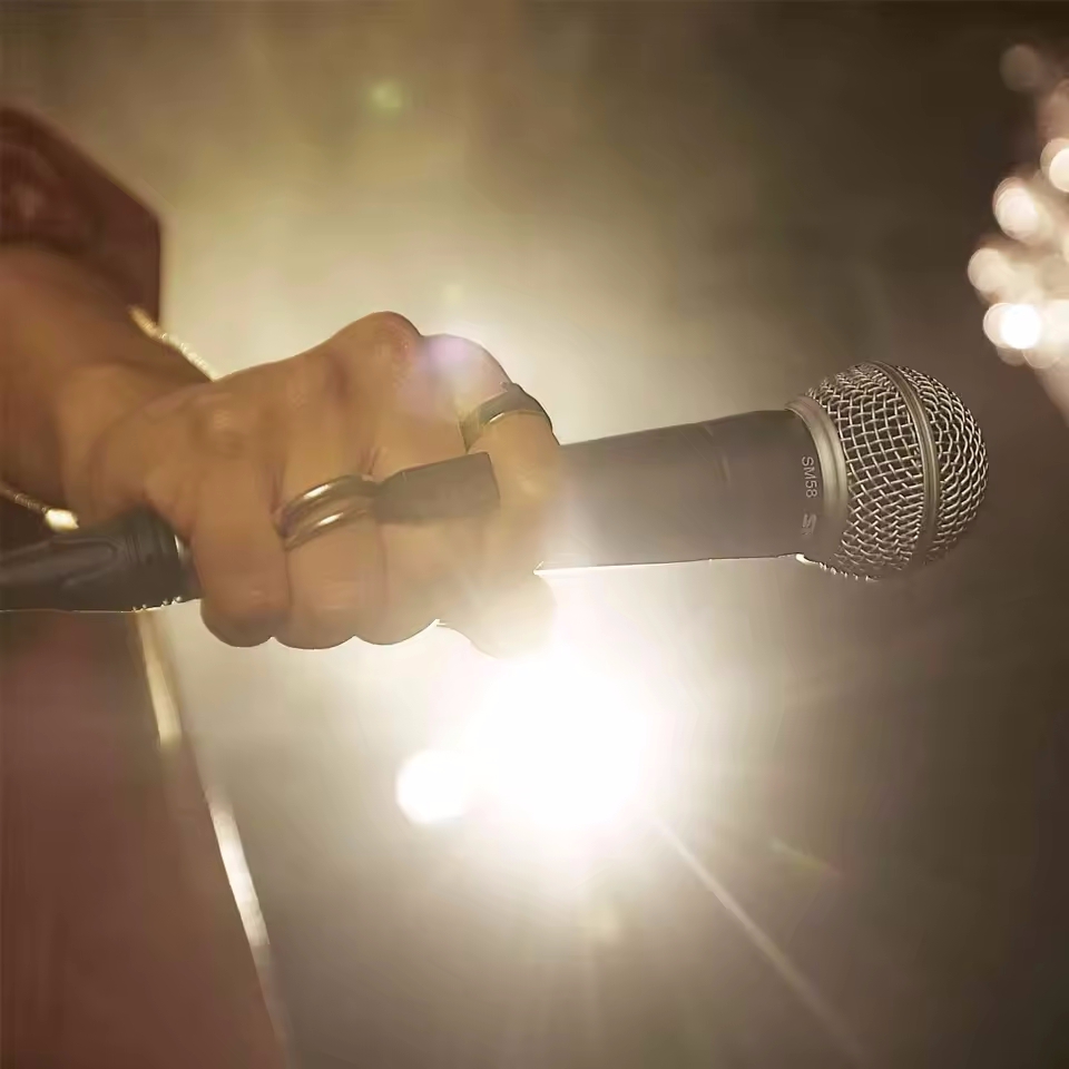 ميكروفون كاريوكي ديناميكي احتر - مراجعة Shure Mic Sm58 وسعره